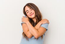 تعريف الثقة بالنفس مفهومها وأهميتها وطرق تعزيزها