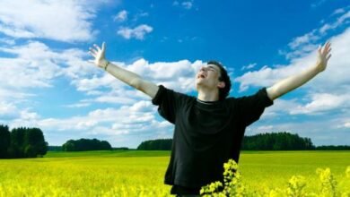 كيف يكون الإنسان سعيداً في حياته